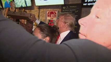 Trump distribui pizzas para apoiadores em bar no Iowa