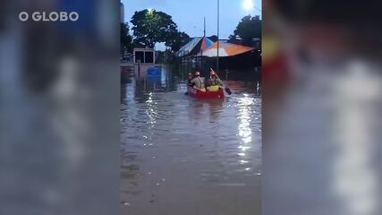 Grávida entra em trabalho de parto durante enchente e é levada ao hospital de bote, no Rio