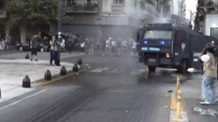 Polícia usa balas de borracha e canhões de água para dispersar manifestantes em frente ao Congresso, na Argentina