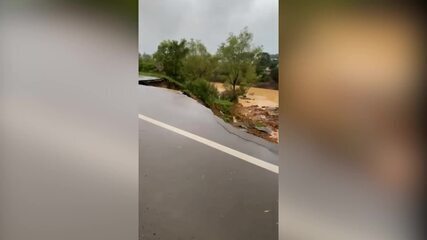 Veículo cai em cratera aberta pela chuva na BR-470, em Santa Catarina