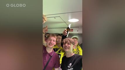 Torcedores do Borussia cantam músicas do clube em viagem de trem de Berlim a Dortmund