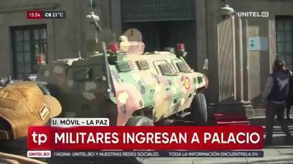Bolívia: veículo militar blindado bate na porta do palácio presidencial