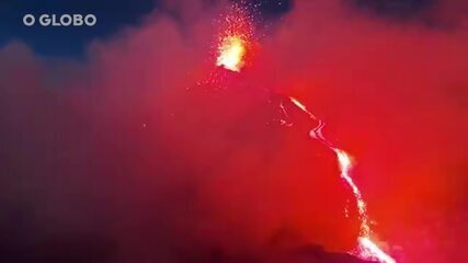 Vulcão ativo mais alto da Europa entra em erupção e lança 'cascata de lava'