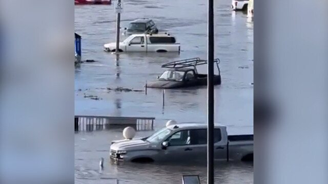 Nos EUA, avisos foram emitidos para as regiões da Califórnia e Oregon. Em Paracas, no Peru, policiais fizeram barricadas com sacos de areia para bloquear a passagem da água. Na Nova Zelândia, barcos foram virados.