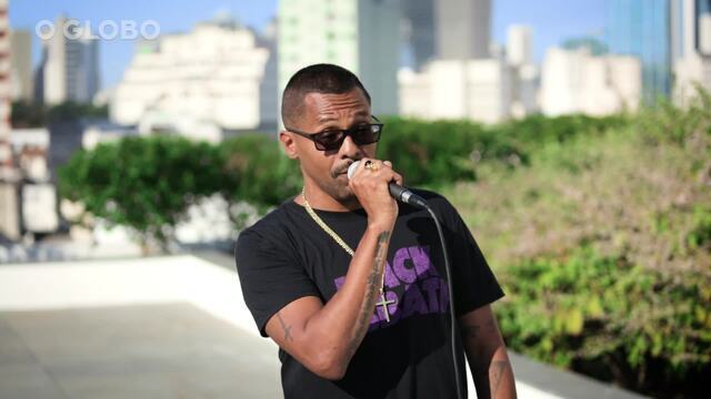 Em mais um programa da série, o rapper Black Alien cantou 'Vai Baby', música de seu disco 