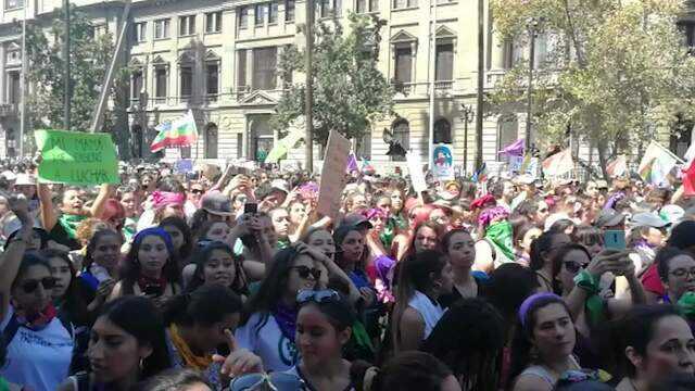 Multidão tomou as ruas do centro de Santiago neste domingo: organizadores falam em 2 milhões de pessoas.