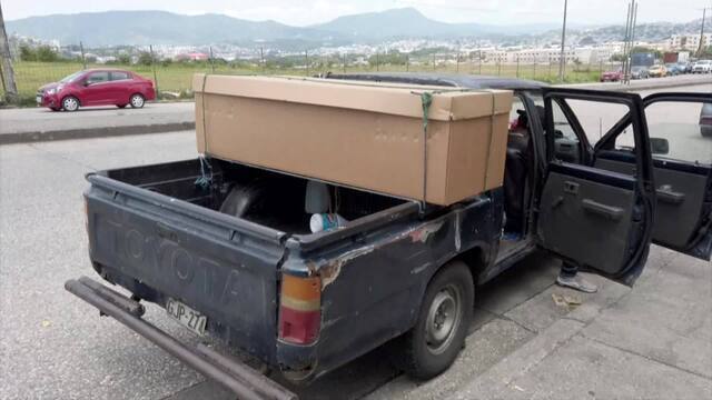 Funerárias estão sem caixões de madeira para atender a demanda. Muitas fecharam as portas em Guayaquil, a cidade mais atingida pela pandemia do novo coronavírus