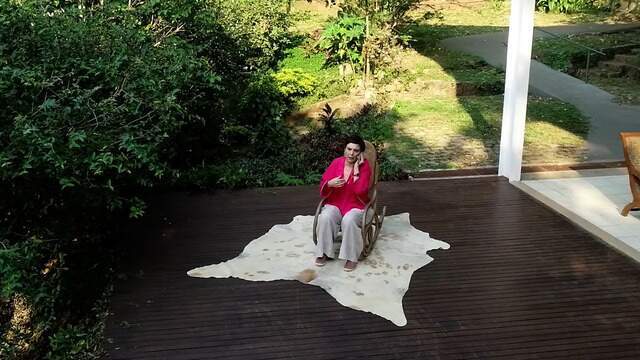 A cantora e compositora Adriana Calcanhotto conversou com Renata Izaal, enquanto era gravada por um drone. Adriana falou sobre seu novo disco 'Só', lançado durante a quarentena, sobre a música feita após a morte do menino Miguel Otávio, de 5 anos, morto após cair do nono andar de um prédio de luxo no Recife, as queimadas no Pantanal e sobre sua relação com Portugal, onde leciona.