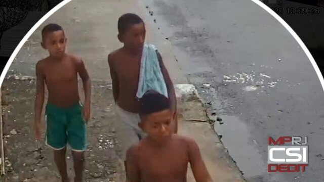 Câmeras de segurança flagraram crianças em rua perto de suas casas no dia 27 de dezembro, quando sumiram. Crédito: Ministério Público do Rio