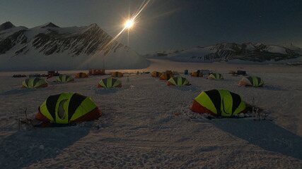 Eclipse solar total mergulha a Antártica na escuridão por 40 segundos