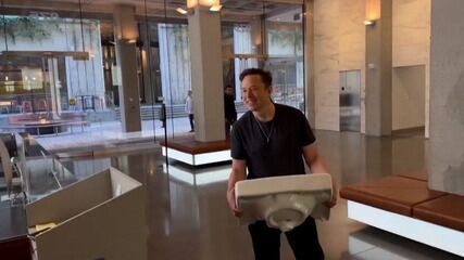 Musk visita sede do Twitter carregando uma pia de cozinha