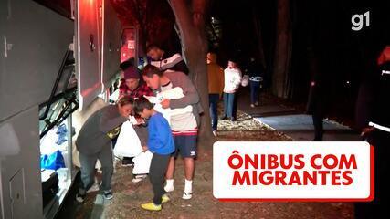 Ônibus com migrantes estacionam perto da casa da vice-presidente dos EUA, Kamala Harris