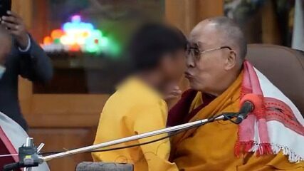 Vídeo do Dalai Lama beijando menino na boca gera revolta na web