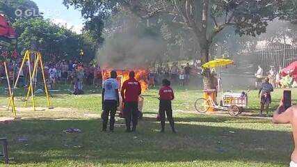 Carrinho de comida pega fogo em meio a bloco de carnaval na Quinta da Boa Vista, no Rio