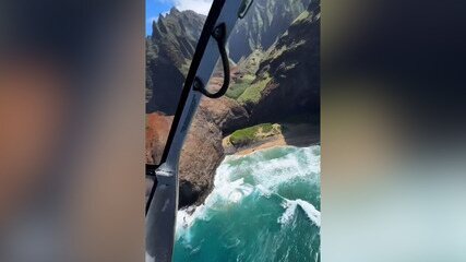 Vídeo mostra queda de helicóptero de turismo no Havaí em praia remota