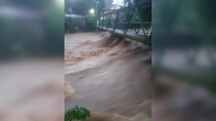 Rios transbordam em Cachoeiras de Macacu e invadem casas