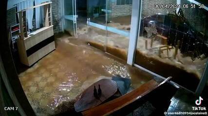 Rio Grande do Sul: vídeo mostra água invadindo e inundando casa em poucos minuto