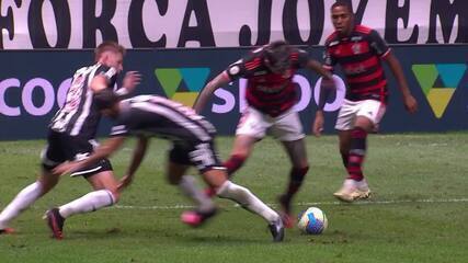 Veja a análise do VAR para possível pênalti em Pulgar em Atlético-MG 2 x 4 Flamengo