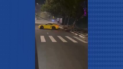 Vídeo mostra momento que motorista de Porsche sai do carro após atropelar motociclista