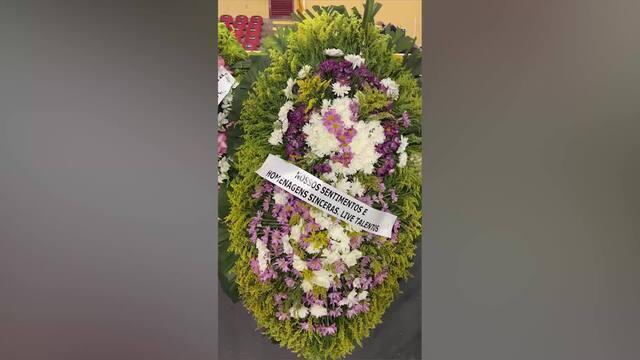 Dezenas de coroas de flores com mensagens de artistas e políticos lotam o velório da cantora