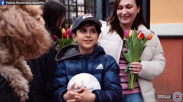 Hassan Al-Khalaf, um menino ucraniano de apenas 11 anos, fugiu sozinho da guerra e chegou na Eslováquia no início de março para encontrar os irmãos. A mãe dele, Yulia, ficou para a atrás com a avó, que tem dificuldade de locomoção. Nesta semana, porém, com a ajuda de voluntários, elas conseguiram fugir do conflito