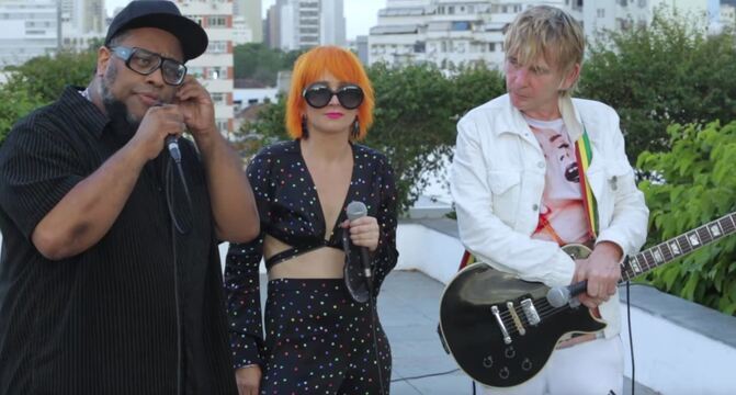 Os ingleses Zak Starkey e Sshh Liguz se juntaram com o rapper brasileiro BNegão para gravar a música 'Extra extra' no telhado do jornal O Globo. Os shows no Brasil são mais uma aventura musical de Zak, que é filho de Ringo Starr, baterista dos Beatles. Ele seguiu o pai no instrumento e se apresenta com o The Who e o Oasis, mas conta que seu primeiro amor foi a guitarra.