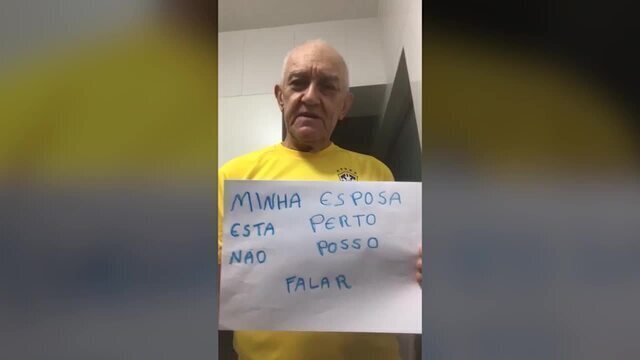 No período de quarentena como medida de prevenção ao coronavírus, um vídeo circulou pelas redes sociais com um idoso falando jocosamente sobre sua situação em isolamento dentro de casa. Ele faz piadas falando que 'está tudo bem', enquanto mostra cartazes que revelariam pedidos de 