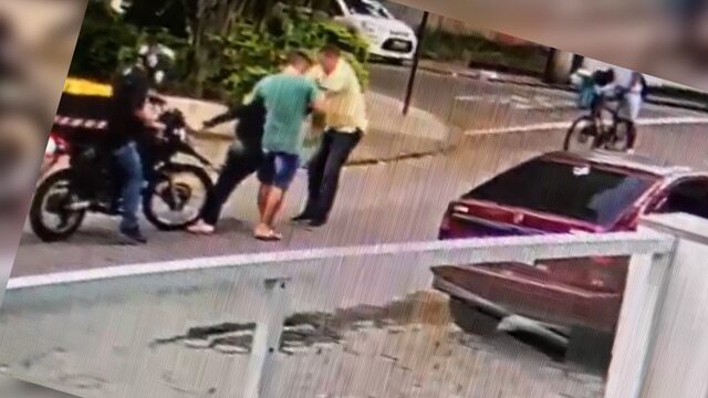 Para tentar fugir dos agressores, Tyciana D'Azambuja correu em direção ao Hospital Casa Italiano. As imagens mostram que ela levou socos até de um motociclista a quem pediu ajuda e desmaiou na rua após sofrer um golpe mata-leão. Pedestres, motoristas e seguranças presenciaram a cena de violência. Reprodução