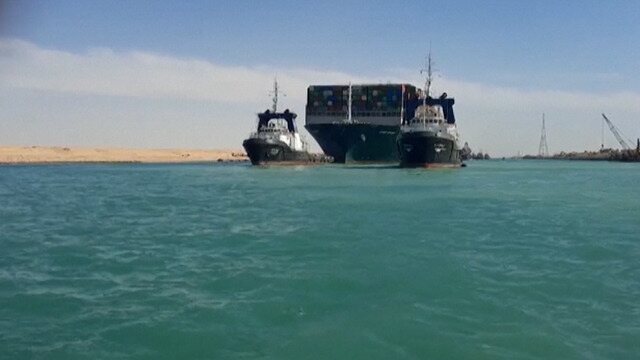 Fila de navios só deve acabar em 4 dias, de acordo com Autoridade do Canal de Suez. Equipes de resgate conseguiram, após seis dias de trabalho intenso, desencalhar o navio de 400 metros que ficou atravessado no canal