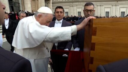 Caixão do Papa emérito Bento XVI é levado para o sepultamento