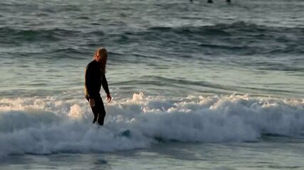 Australiano faz sessão de surf de 40 horas e quebra recorde mundial