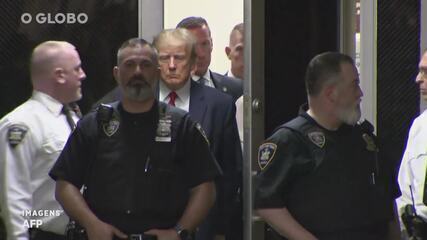 Em silêncio, Donald Trump entra no tribunal para ouvir denúncias criminais em NY