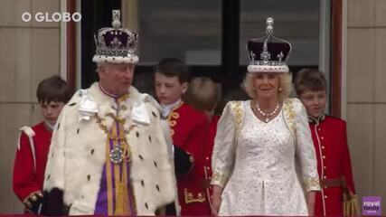 Rei Charles III e a rainha Camilla na sacada do Palácio de Buckingham