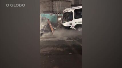 Motorista de ônibus perde controle, arrasta carros e colide em muro na Zona Norte do Rio