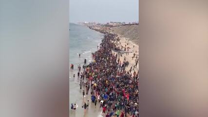 Palestinos correm para o mar após ajuda humanitária cair de avião em Gaza