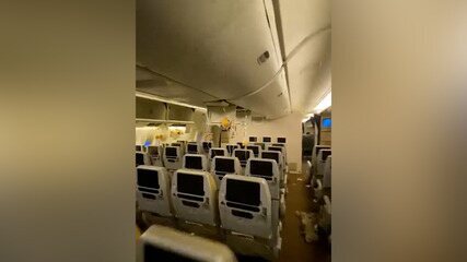 Vídeo mostra interior de avião danificado após turbulência que deixou um morto e dezenas de feridos