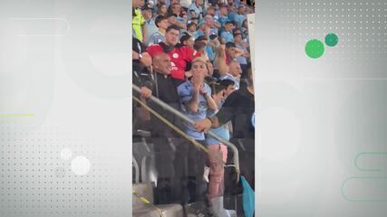 Torcedores do Belgrano são flagrados fazendo gestos racistas em jogo contra o Athletico-PR