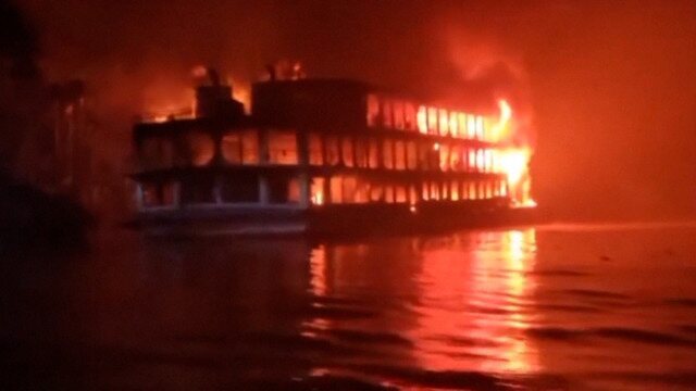 O incêndio começou no meio do rio Sugandha, próximo da cidade de Jhalakathi, na madrugada desta sexta-feira (24), deixando cerca de 100 feridos. Na embarcação de três andares, que seguia para Barguna, estavam pelo menos 500 pessoas.