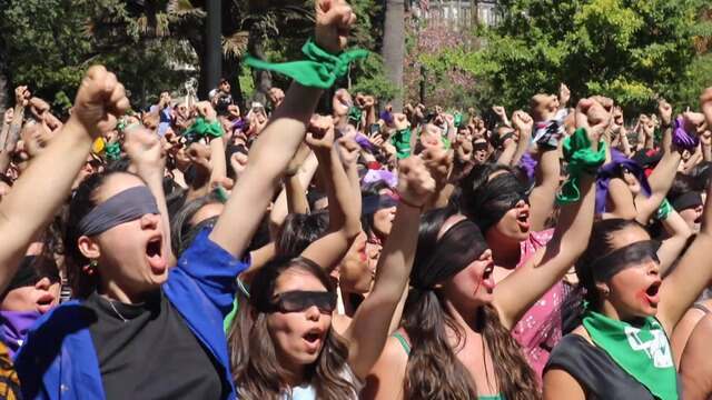 Milhares de chilenas se reuniram sexta-feira (30) em Santiago e em outras cidades do país para cantar 'El violador eres tú', com coreografia ensaiada. Grupos menores de ativistas aderiram ao protestos em outras cidades pelo mundo, como Paris e Barcelona. Nas redes sociais, o movimento emocionou muita gente e rendeu milhares de comentários