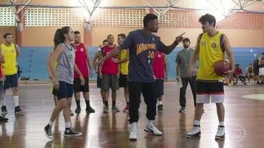 Gabriela e Vicente se desentendem - Gabriela mostra seu talento no basquete e mostra personalidade