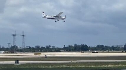 Piloto passa mal, e passageiro sem experiência em aviação faz pouso nos EUA