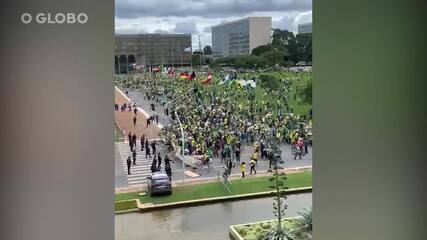 Momento em que golpistas derrubam barreiras e correm rumo ao Congresso