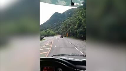 Vídeo mostra momento em que caminhão bate e derrama produto químico em Joinville
