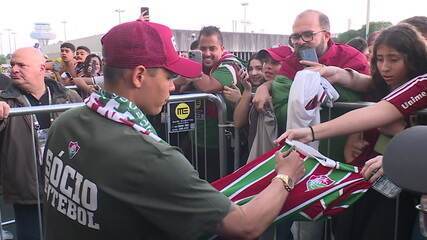 Thiago Silva atende torcedores do Fluminense após desembarcar no Rio de Janeiro