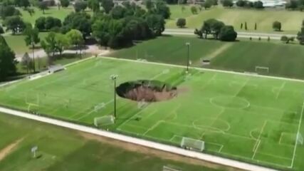 Vídeo mostra momento em que cratera de 30 metros 'engole' parte de campo de futebol nos EUA
