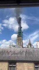 Catedral gótica de quase mil anos em Rouen, na França, pega fogo