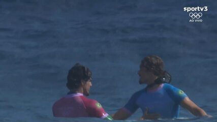 Gabriel Medina passa por João Chianca e está na semifinal olímpica