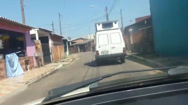 Ao menos dois carros de som foram vistos por moradores circulando pela cidade.