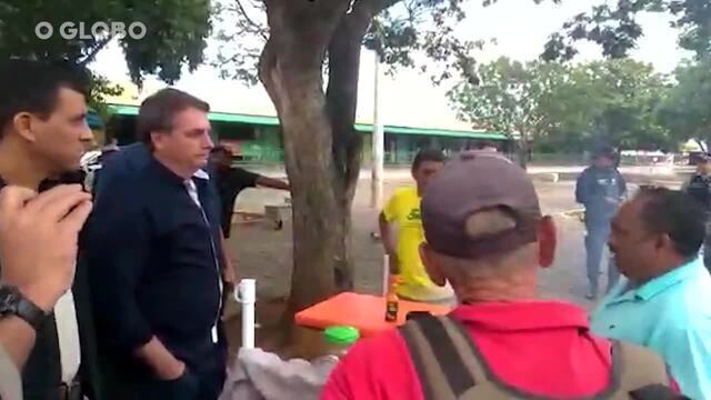 O presidente Jair Bolsonaro desrespeitou orientações de isolamento social como medida de prevenção ao coronavírus e saiu às ruas no domingo, 29 de março de 2020. Ele publicou nas redes sociais vídeos cumprimentando e interagindo com populares pelas ruas de Ceilândia e Taguatinga, no Distrito Federal.