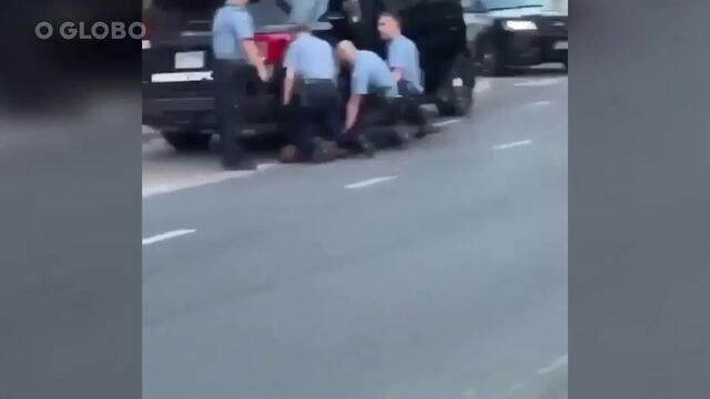 Atenção: imagens fortes. Policiais cercam o detido, George Floyd, já no chão, e ele grita. A morte de George gerou mais protestos violentos pelo terceiro dia em Minneapolis, nos Estados Unidos. Após as manifestações, o policial foi preso